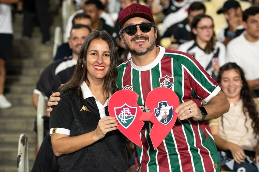 Torcedores de Fluminense e Vasco no setor misto do Maracanã na semifinal da Copa do Brasil