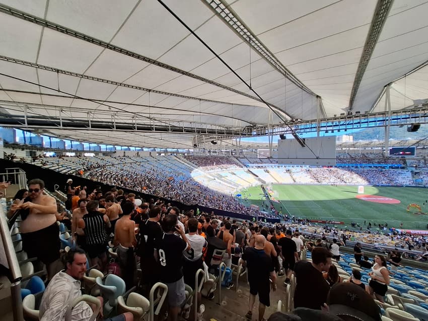 Torcida do Corinthians ocupou espaço das cadeiras cativas do Maracanã