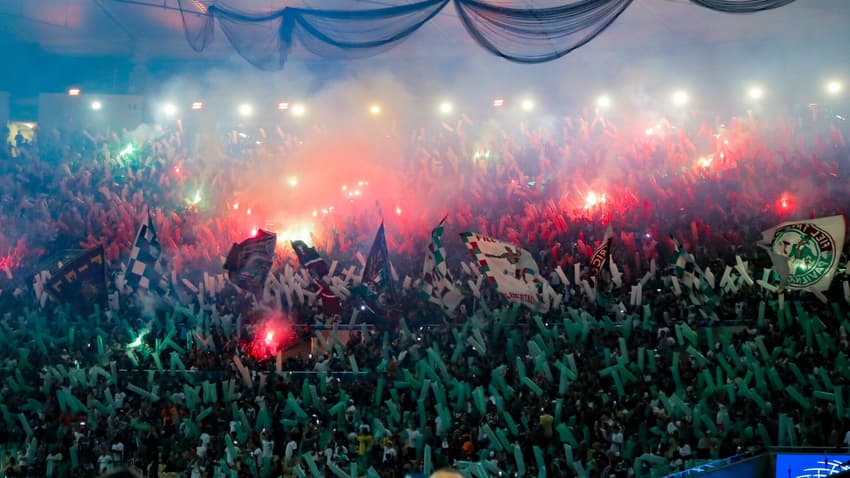 Torcida do Fluminense no Maracanã no jogo contra o Vasco