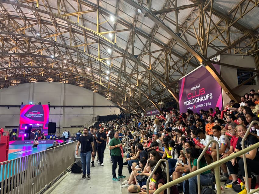 Torcedores no Pacaembu antes do duelo entre Osasco x Scandicci pelo Mundial (Foto: Beatriz Pinheiro/ Lance!)