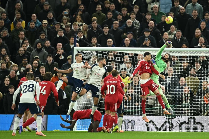 Pela Premier League, o Liverpool venceu o Tottenham por 2 a 1 (Foto: Justin Tallis / AFP)