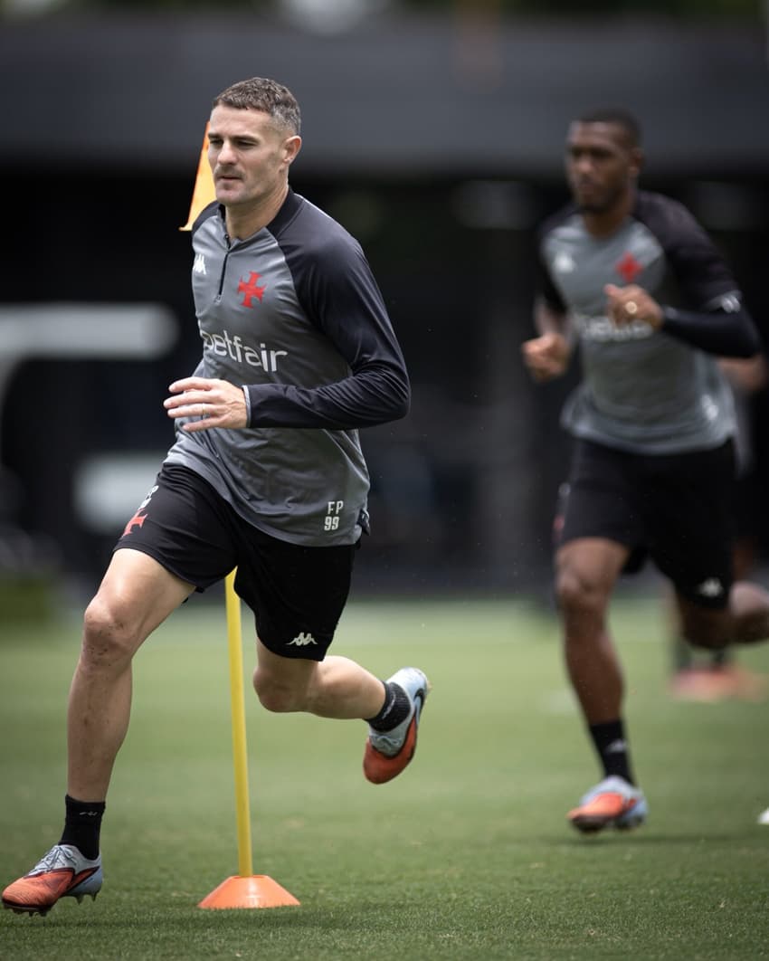 Vegetti no último treino do Vasco antes da final da Copa do Brasil