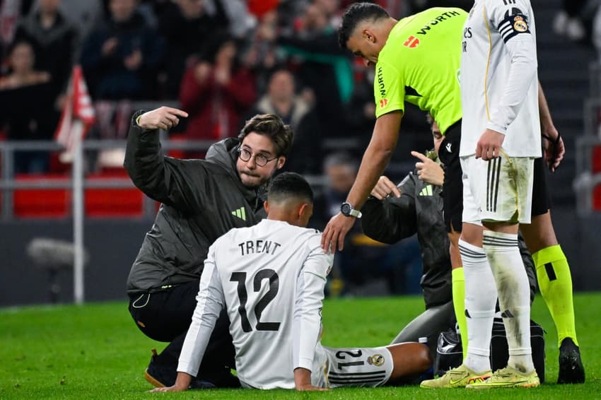 Trent Alexander-Arnold se lesionou no duelo entre Athletic Bilbao e Real Madrid (Foto: ANDER GILLENEA / AFP)