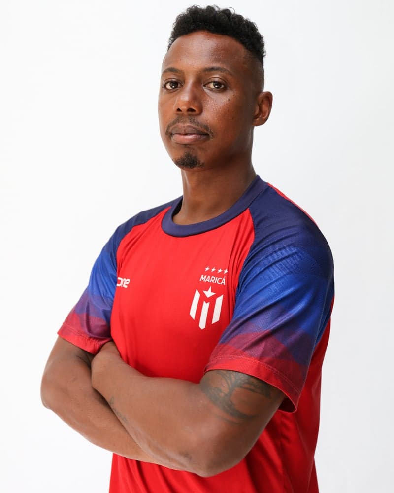 Volante posa com a camisa do Maricá FC durante sua apresentação oficial para a temporada 2026 (Foto: Bruno Maia / Comunicação Maricá FC)