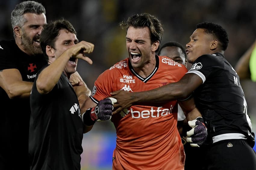 Léo Jardim, do Vasco, comemora a classificação para a final da Copa do Brasil 2025. Foto: Alexandre Loureiro/AGIF<br>