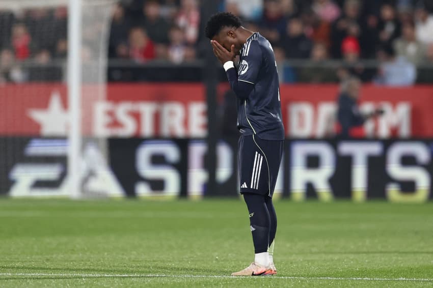 Vini Jr lamentando o empate do Real Madrid diante o Elche, em La Liga (Foto: Josep Lago/AFP)