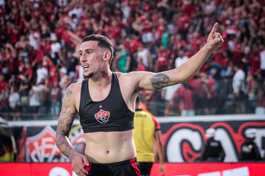 Baralhas foi o autor do gol que livrou o Vitória do Rebaixamento (Foto: Joao Aurelio/Pera Photo Press/Gazeta Press) <br>