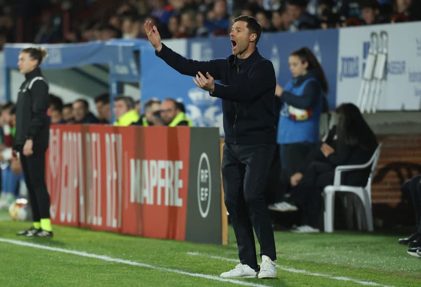 Xabi Alonso, técnico do Real Madrid, dá instruções à beira do campo pela Copa do Rei (Foto: Thomas Coex/AFP)