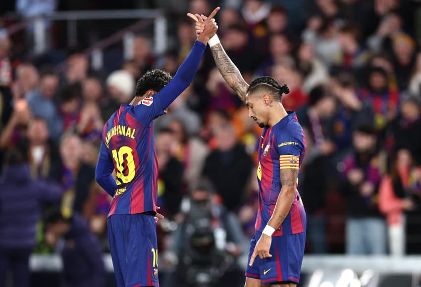 Lamine Yamal e Raphinha comemoram gol do Barcelona sobre o Osasuna no Camp Nou (Foto: Josep LAGO / AFP)