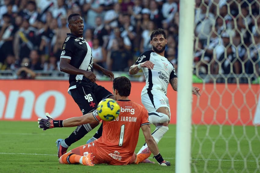 Yuri Alberto chuta para vencer Léo Jardim e abrir o marcador