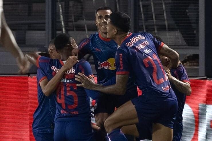 Jogadores do Bragantino comemoram gol contra o Vitória (Foto: Joisel Amaral/AGIF)