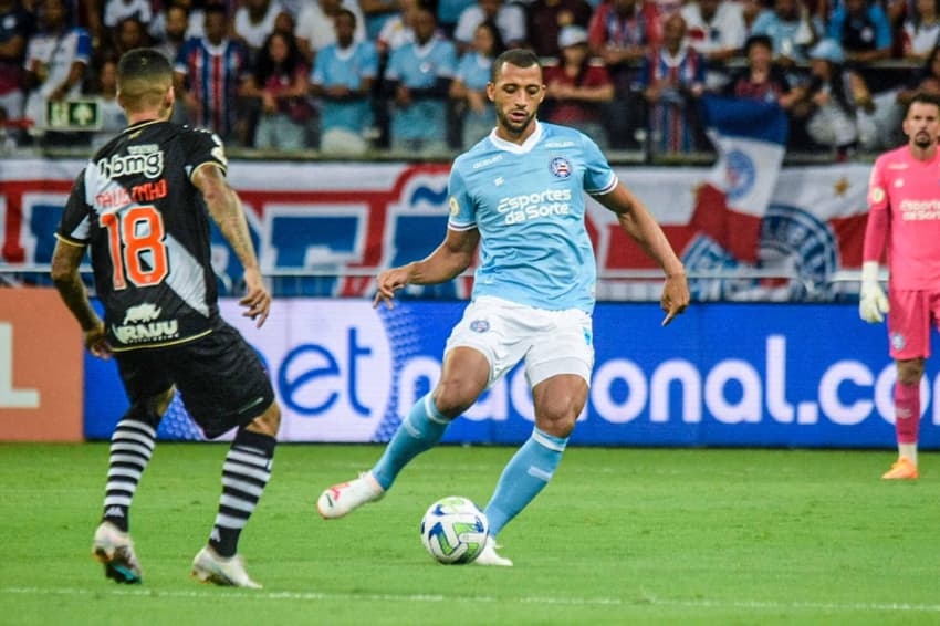Vitor Hugo em ação na partida entre Bahia e Vasco (Foto: Rafael Falcão/Pera Photo Press)