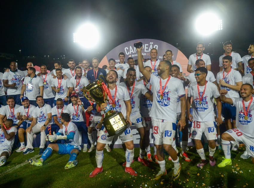 Jogadores do Bahia comemoram título baiano de 2025 (Foto:  Jhony Pinho/Agif/Gazeta Press)