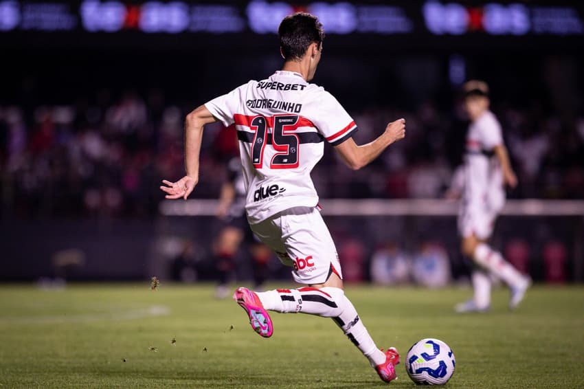 Rodriguinho com a camisa do São Paulo