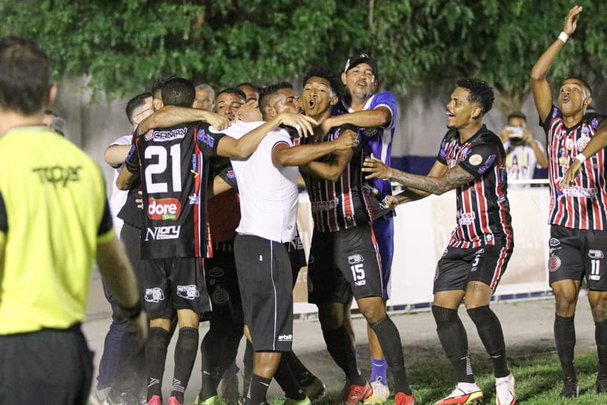 Jogadores do Atlético de Alagoinhas comemoram gol no Campeonato Baiano (Foto: Renan Oliveira/AGIF)