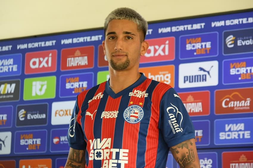 Cristian Olivera com a camisa do Bahia (Foto: Jhony Pinho/AGIF/GazetaPress)