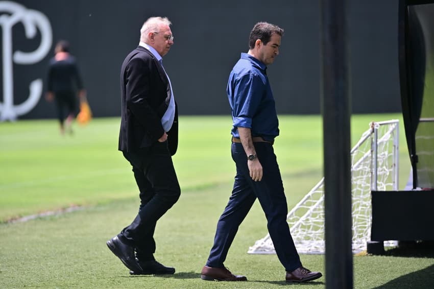Presidente do Corinthians, Omar Stabile, ao lado do executivo de futebol do clube, Marcelo paz
