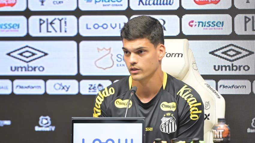 Gabriel Brazão participa de entrevista coletiva nesta sexta-feira (9), na Vila Belmiro. (Foto: FLÁVIO HOPP/Gazeta Press)