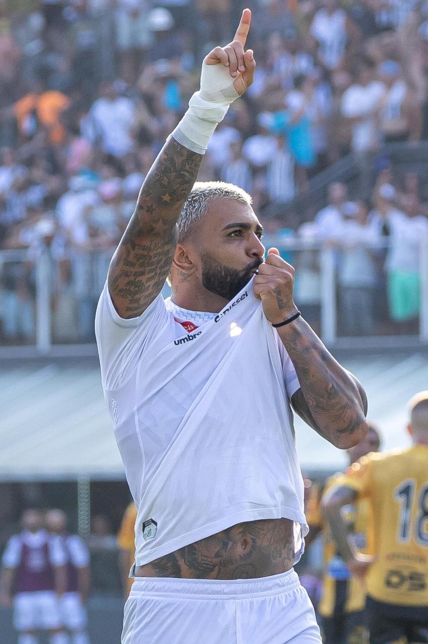 Gabriel marca o gol de número 85 pelo Santos. (Foto: LEO BARRILARI/Gazeta Press)