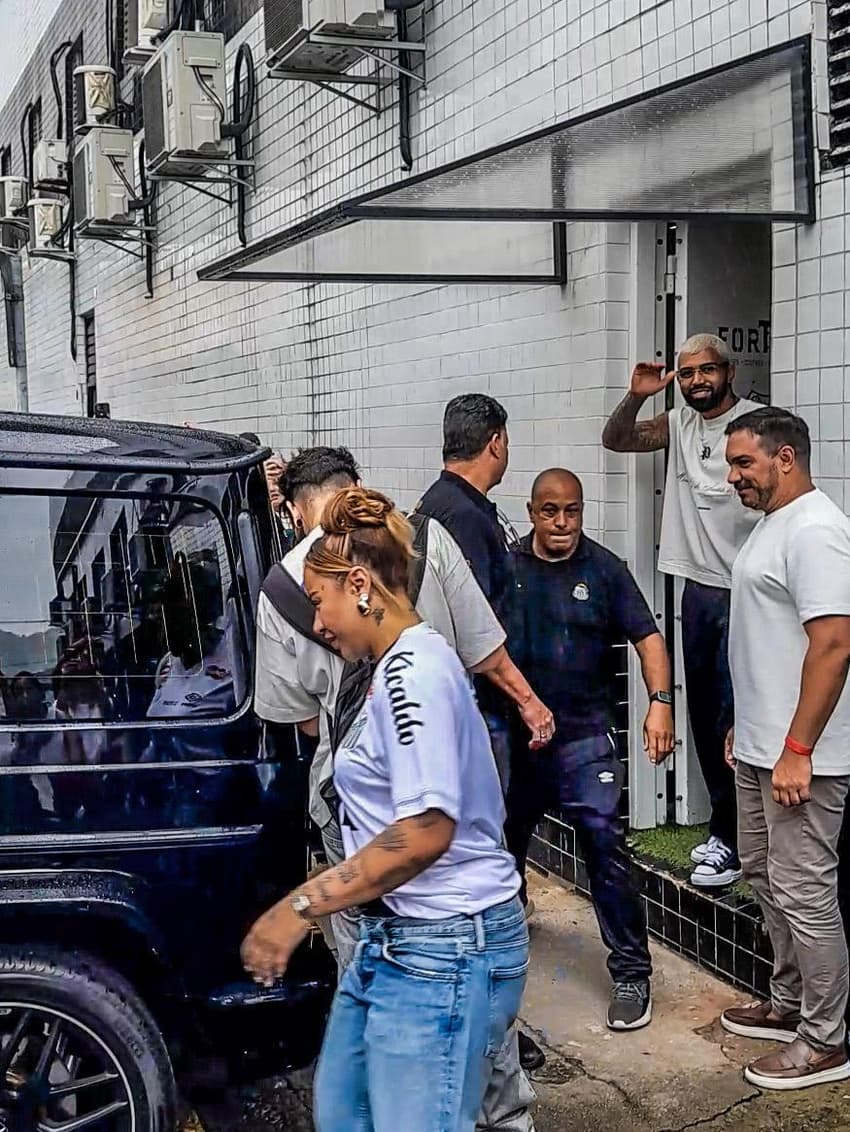 Rafaella acompanha Gabriel Barbosa na Vila Belmiro. (Foto: Raphael Campos Do Prado/MOCHILA PRESS)