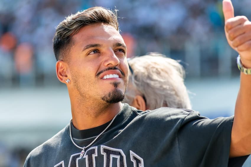 Gabriel Menino comparece na Vila Belmiro para a estreia do Santos no Campeonato Paulista. (Foto: Gero Rodrigues/O Fotografico/Gazeta Press)