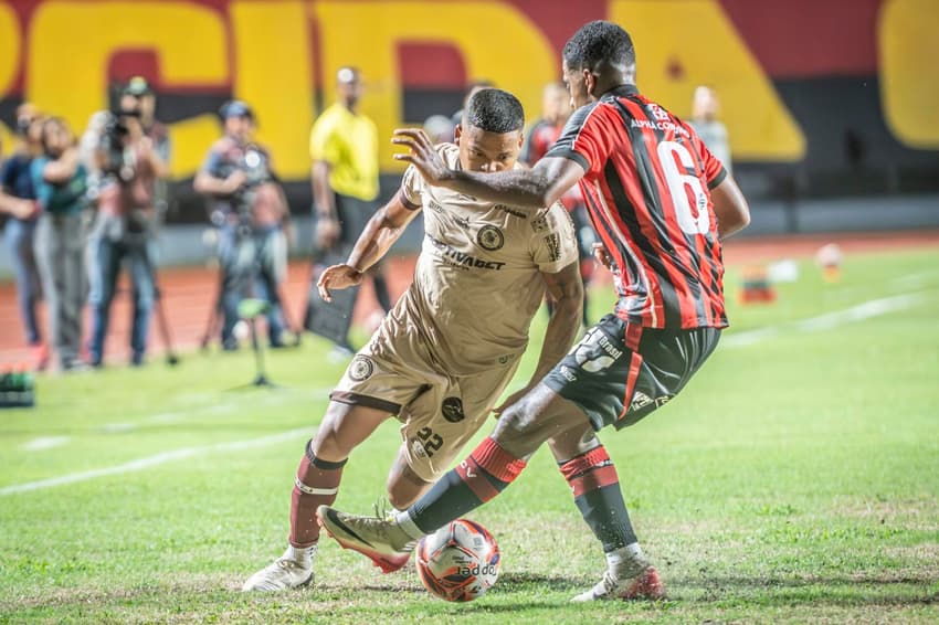 Felipe Vieira em ação na partida entre Vitória e Jacuipense (Foto: Fillipe Alves/Agência F8/Gazeta Press)