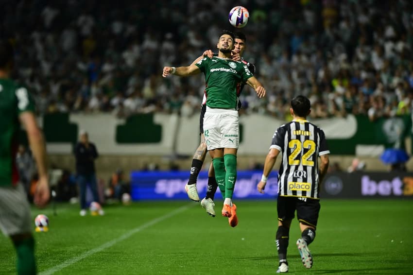 Flaco López, do Palmeiras, disputa bola com jogador do Santos (Foto: Eduardo Carmim/Photo Premium/Gazeta Press)