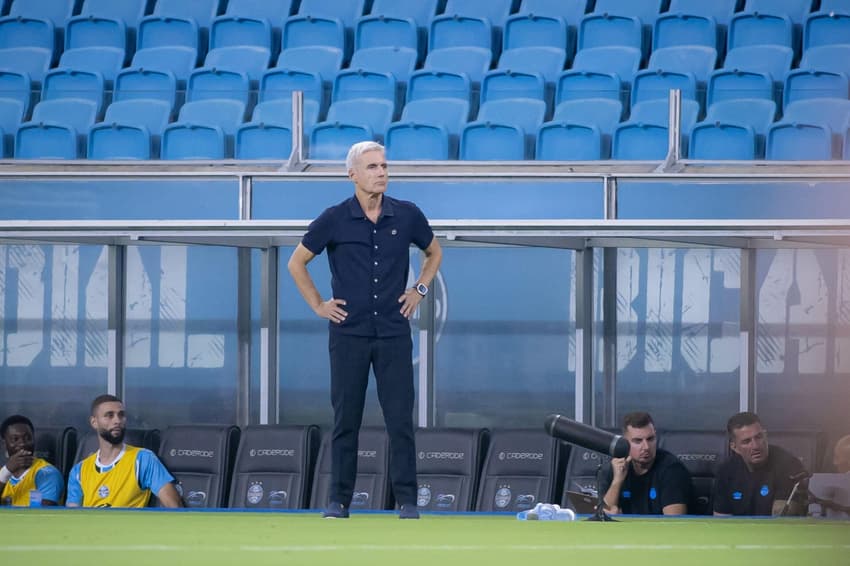 Luis Castro na derrota do Grêmio para o São José (Foto: Maxi Franzoi/ Agif/Gazeta Press)