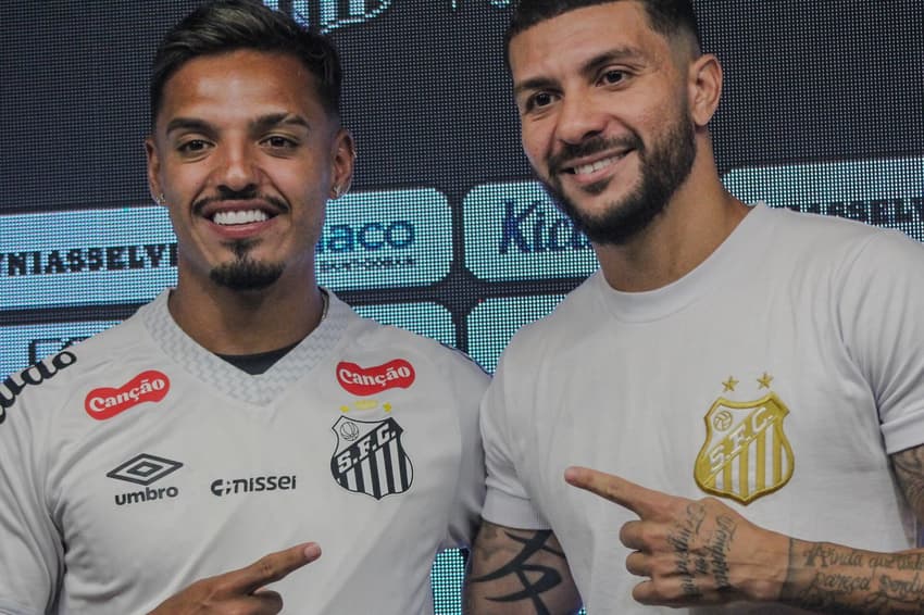 Gabriel Menino é apresentado pelo ex-jogador do Santos Alison. (Foto: Raphael Campos Do Prado/MOCHILA PRESS)