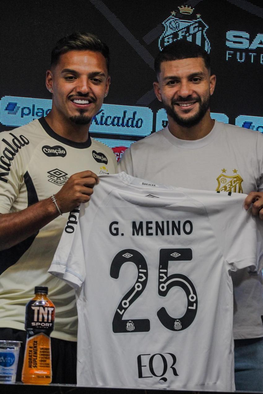 Gabriel Menino ao lado do ex-jogador do Santos Alison, na Vila Belmiro. (Foto:  Raphael Campos Do Prado/MOCHILA PRESS)