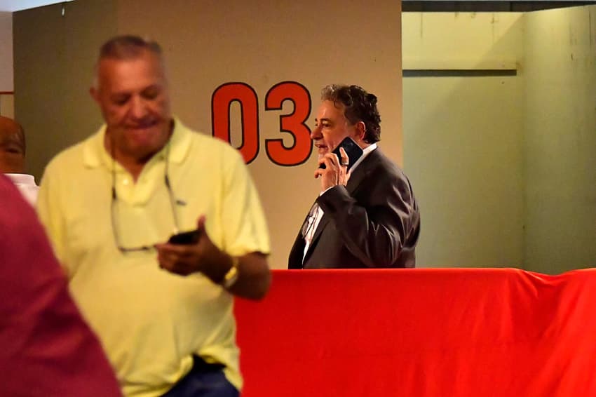 Julio Casares chegando ao local da votação (Foto: Eduardo Carmim/Photo Premium/Gazeta Press)