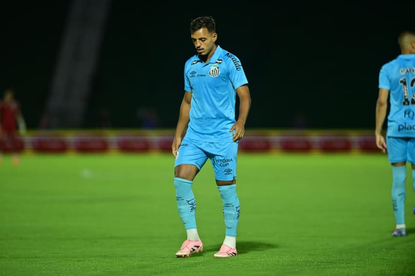 Gabriel Menino estreou com a camisa do Santos no duelo contra o Guarani. (Foto: Eduardo Carmim/Photo Premium/Gazeta Press)
