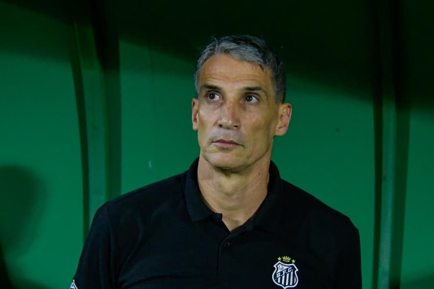 Juan Pablo Vojvoda durante o jogo entre o Santos e o Guarani. (Foto:  Alvaro Jr/MOCHILA PRESS)