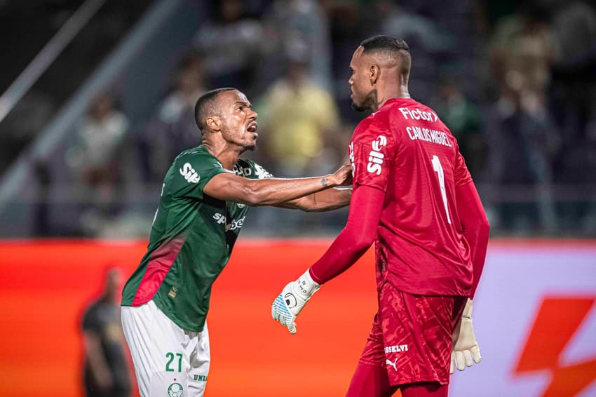 Marlon Freitas orienta Carlos Miguel na vitória do Palmeiras (Foto: Anderson Lira/Código19/Gazeta Press)