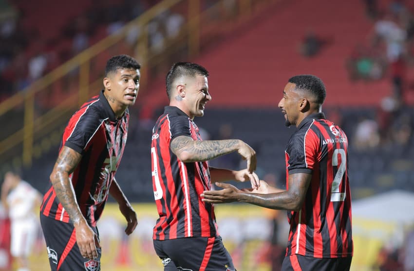 Kayzer e Mateus Silva comemoram gol do Vitória contra a Juazeirense (Foto: Márcio José/AGIF/Gazeta Press)