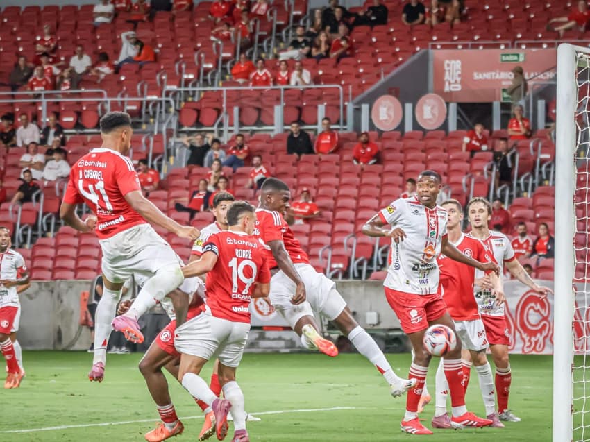 Félix Torres cabeceia para marcar gol na estreia no Internacional