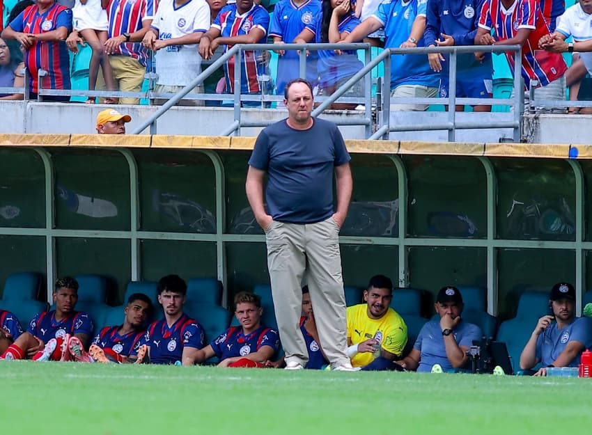 Rogério Ceni comanda o Bahia contra o Galícia (Foto: Marcio Jose/AGIF/GazetaPress)