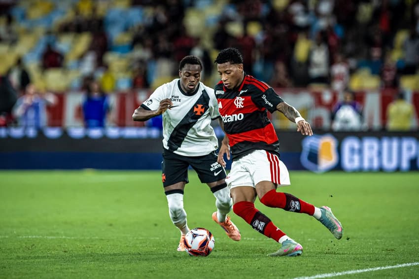 Plata e Gómez disputam a bola na partida entre Vasco e Flamengo (Foto: <strong>&nbsp;</strong><em>Affonso Andrade/Agência F8/Gazeta Press</em>)