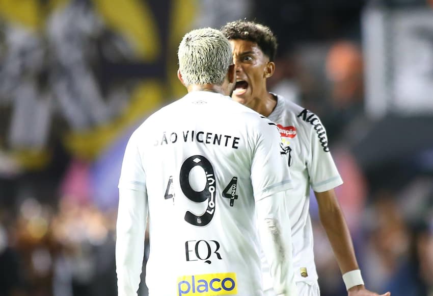 Gabriel Barbosa ao lado de Robinho Jr na Vila Belmiro. (Foto: Mauricio de Souza/ Agif/Gazeta Press)