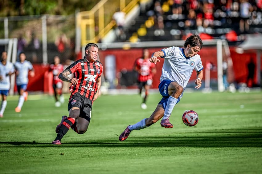 Renato Kayzer o Román Gómez em ação no clássico entre Vitória e Bahia (Foto: Fillipe Alves/Agência F8/Gazeta Press) 
