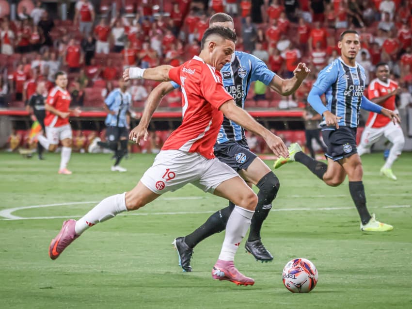 Jogadores disputando bola no Grenal (Foto: Elton Silveira/W9 PRESS/Gazeta Press)