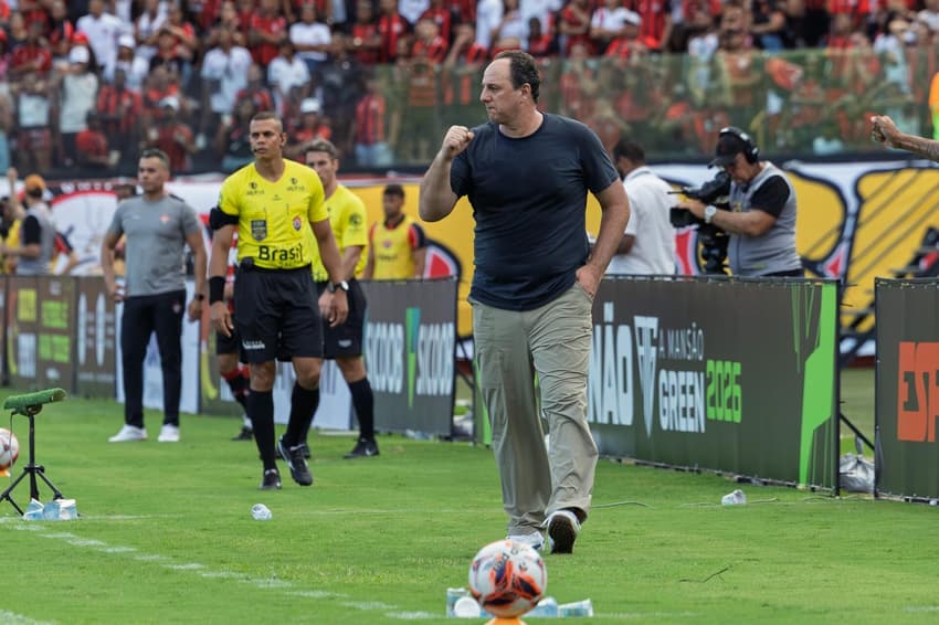 Rogério Ceni comanda o Bahia contra o Vitória no Barradão (Foto: Junior Damasceno/MyPhoto Press/Gazeta Press)