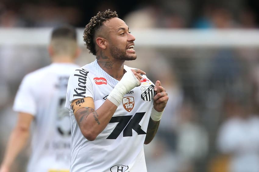 Neymar se recupera de uma artroscopia no joelho esquerdo. (Foto: Guilherme Dionizio/Código19/Gazeta Press)