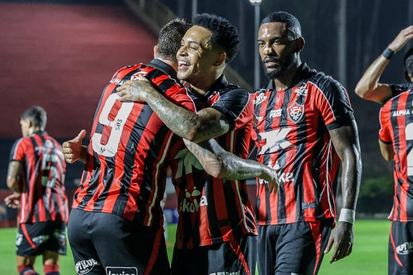 Jogadores do Vitória, Matheuzinho e Renato Kayzer se abraçam no Barradão (Foto: Junior Damasceno/MyPhoto Press/Gazeta Press)