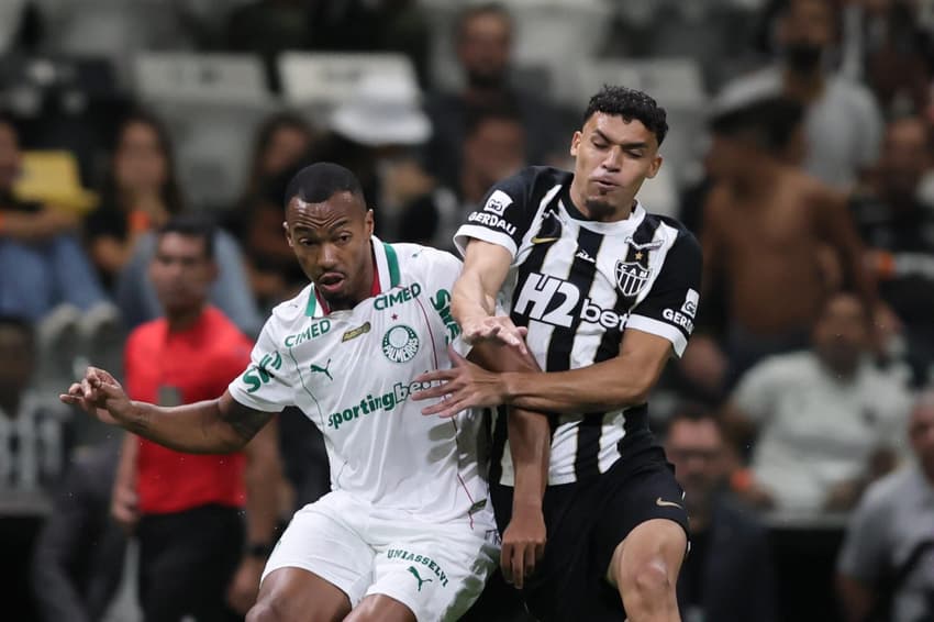 Jogadores de Atlético-MG e Palmeiras, na Arena MRV, durante estreia no Brasileirão (Foto: Gilson Lobo/AGIF)