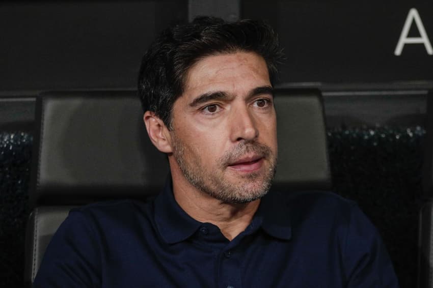 Abel Ferreira em partida entre Palmeiras e Atlético-MG, na Arena MRV, pelo Brasileirão (Foto: Fernando Moreno/AGIF)