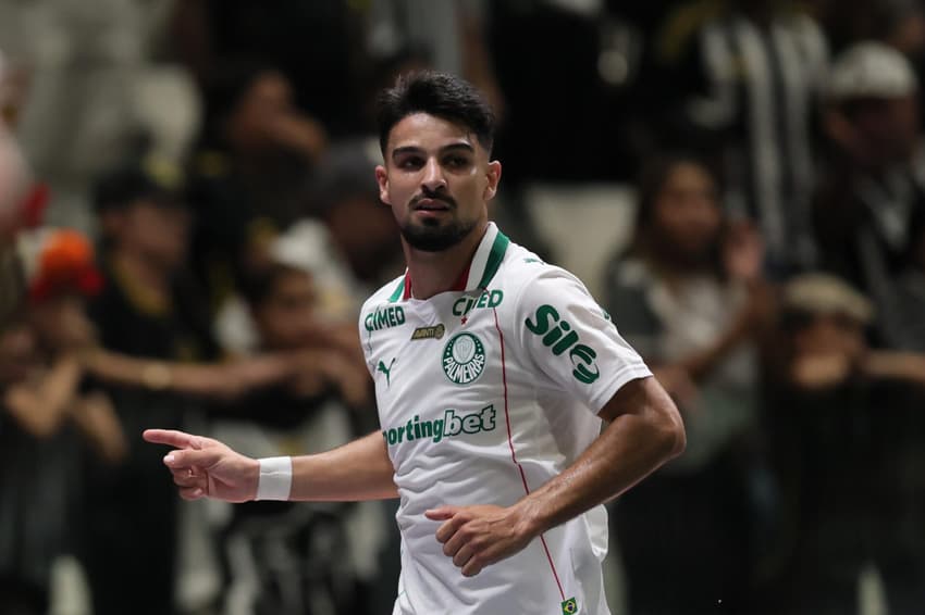 Flaco López comemora gol do Palmeiras no empate em 2 a 2 com o Atlético-MG, pela rodada da estreia do Brasileirão (Foto: Gilson Lobo/AGIF)