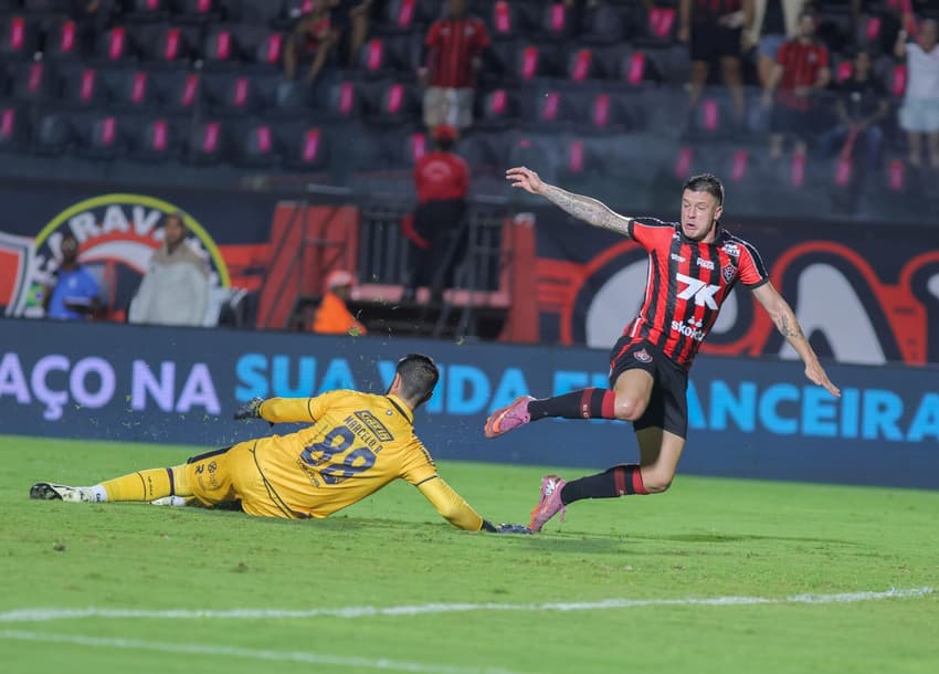Marcelo Rangel defende finalização de Kayzer em Vitória x Remo (Foto: Marcio Jose/AGIF/GazetaPress)