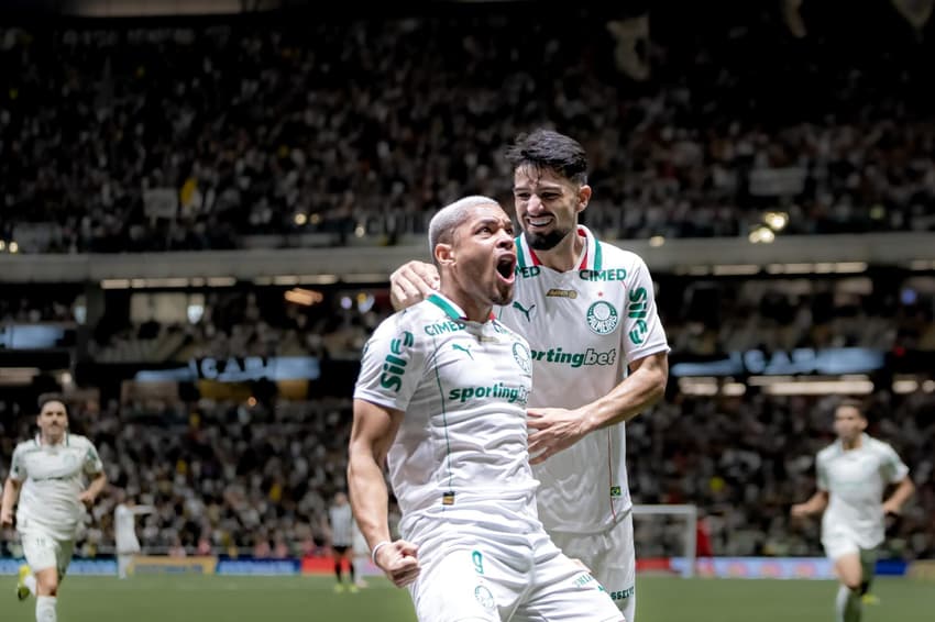 Flaco López comemora gol do Palmeiras ao lado de Vitor Roque (Foto: Luan Martins/Agência F8/Gazeta Press)