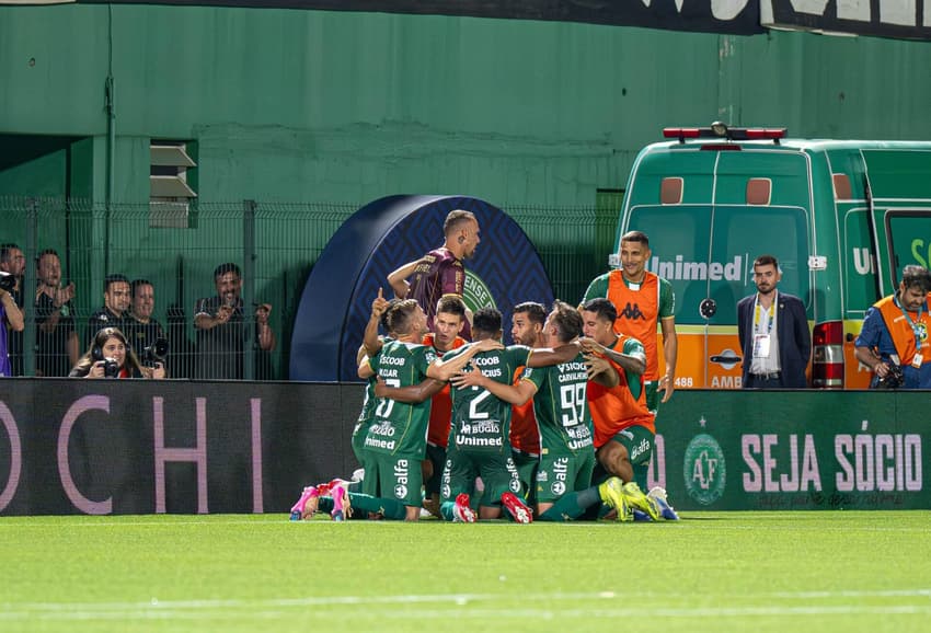 Chapecoense venceu o Santos nesta quarta-feira (28), na Arena Condá. (Foto: Gilson Freitas/Agência F8/Gazeta Press)